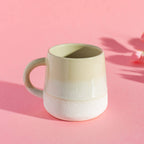 Beige krus for varme drikker