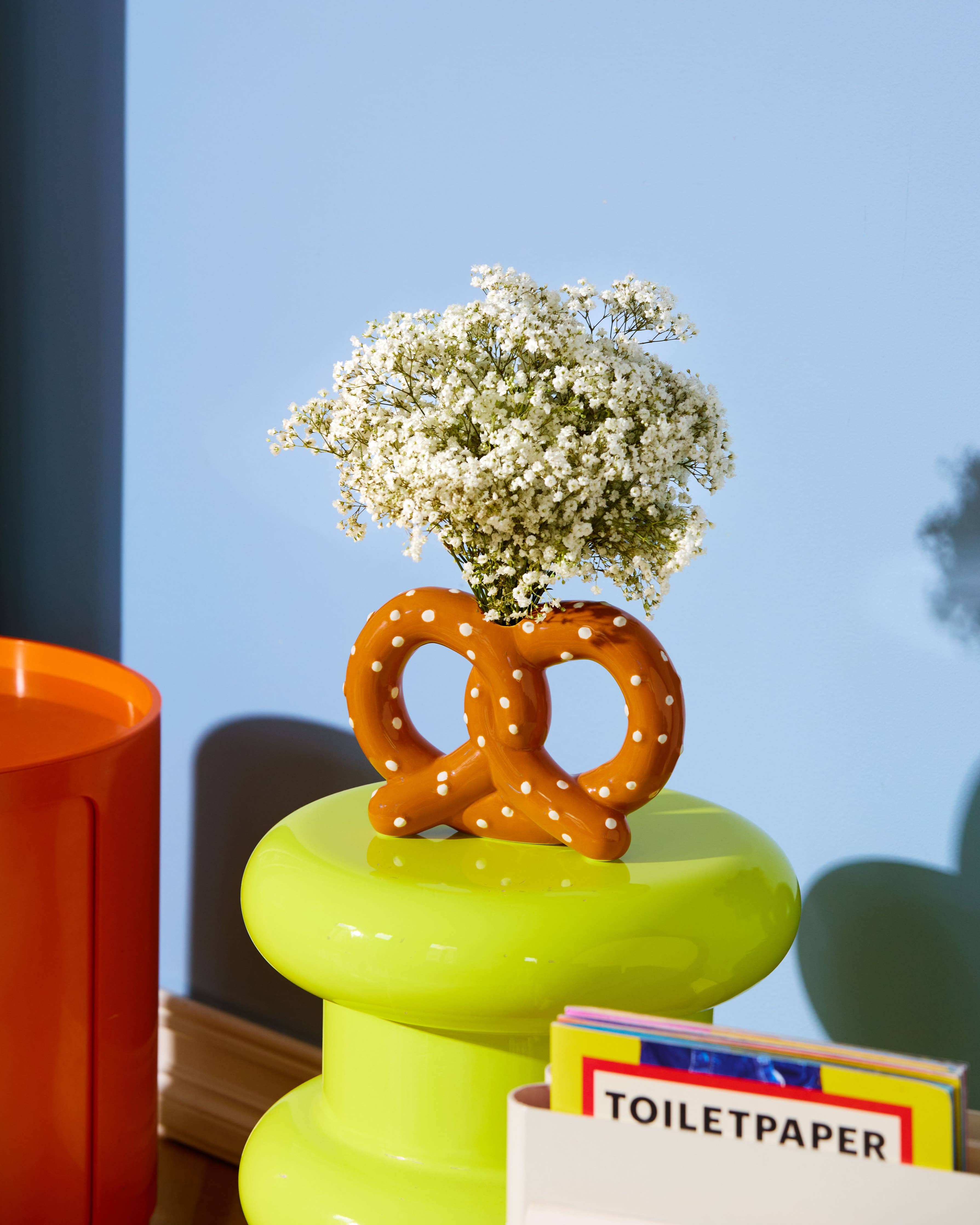 Vase, kringle/pretzel